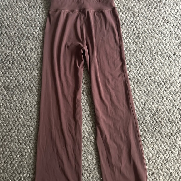 Vuori Women's Leggings in Mauve - Picture 2 of 3